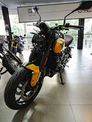 TRIUMPH TRIDENT 660 